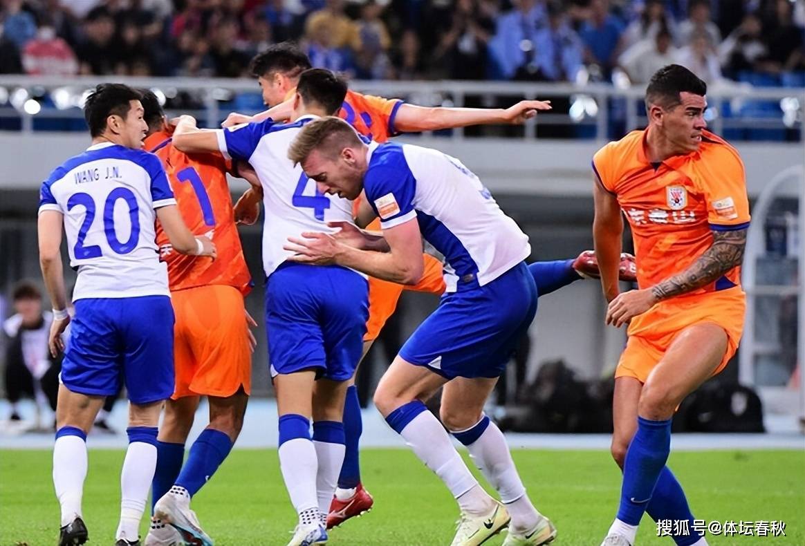 关于争冠焦点战国安球员踩人，富力逆袭全取三分影响积分榜的信息