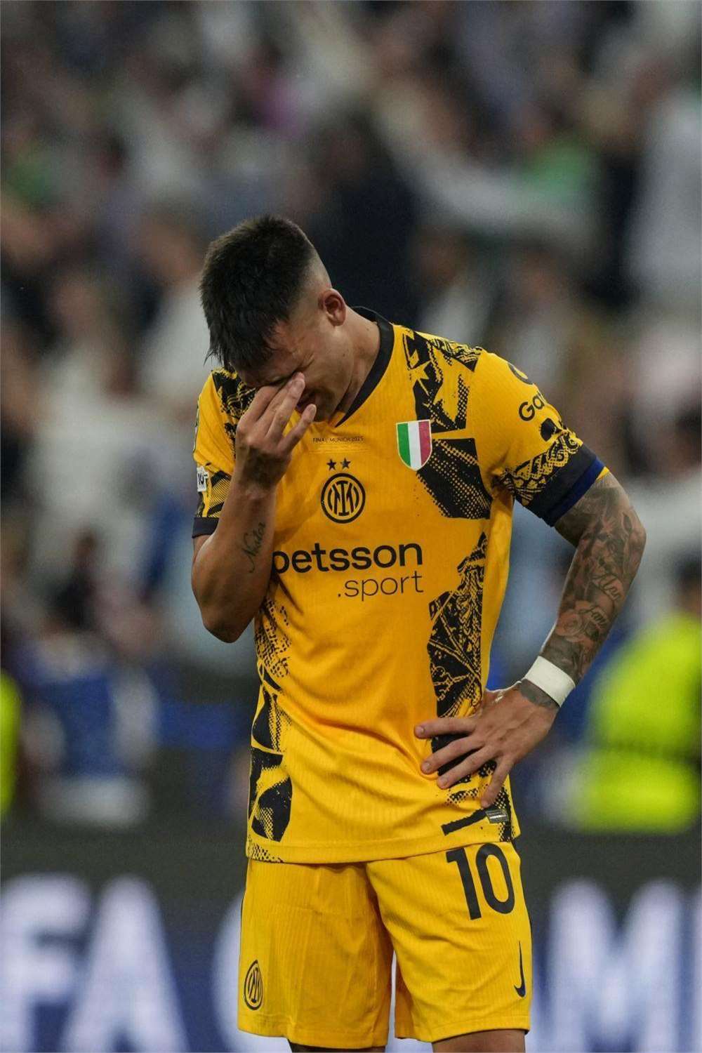 巴黎圣日耳曼客场负于里昂，中场乱象频现的简单介绍