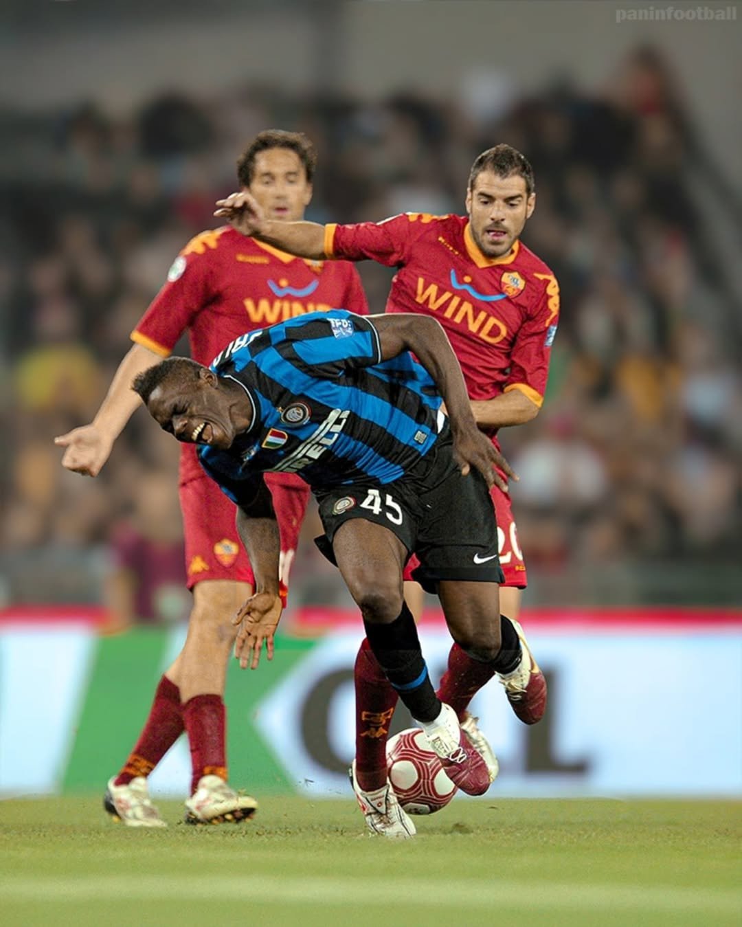 意大利队在比赛中展现出无可阻挡的力量 意大利队在比赛中展现出无可阻挡的力量