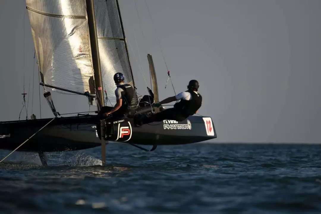 控制局势，新西兰选手领跑赛场