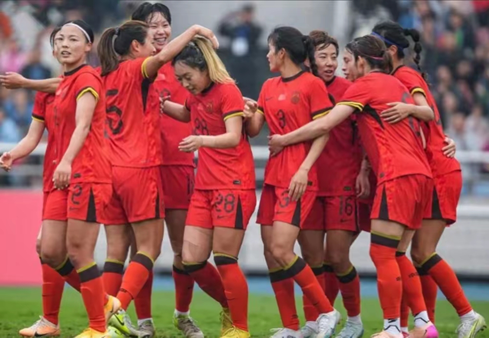 中国女子足球队在比赛场上大放异彩，成功晋级