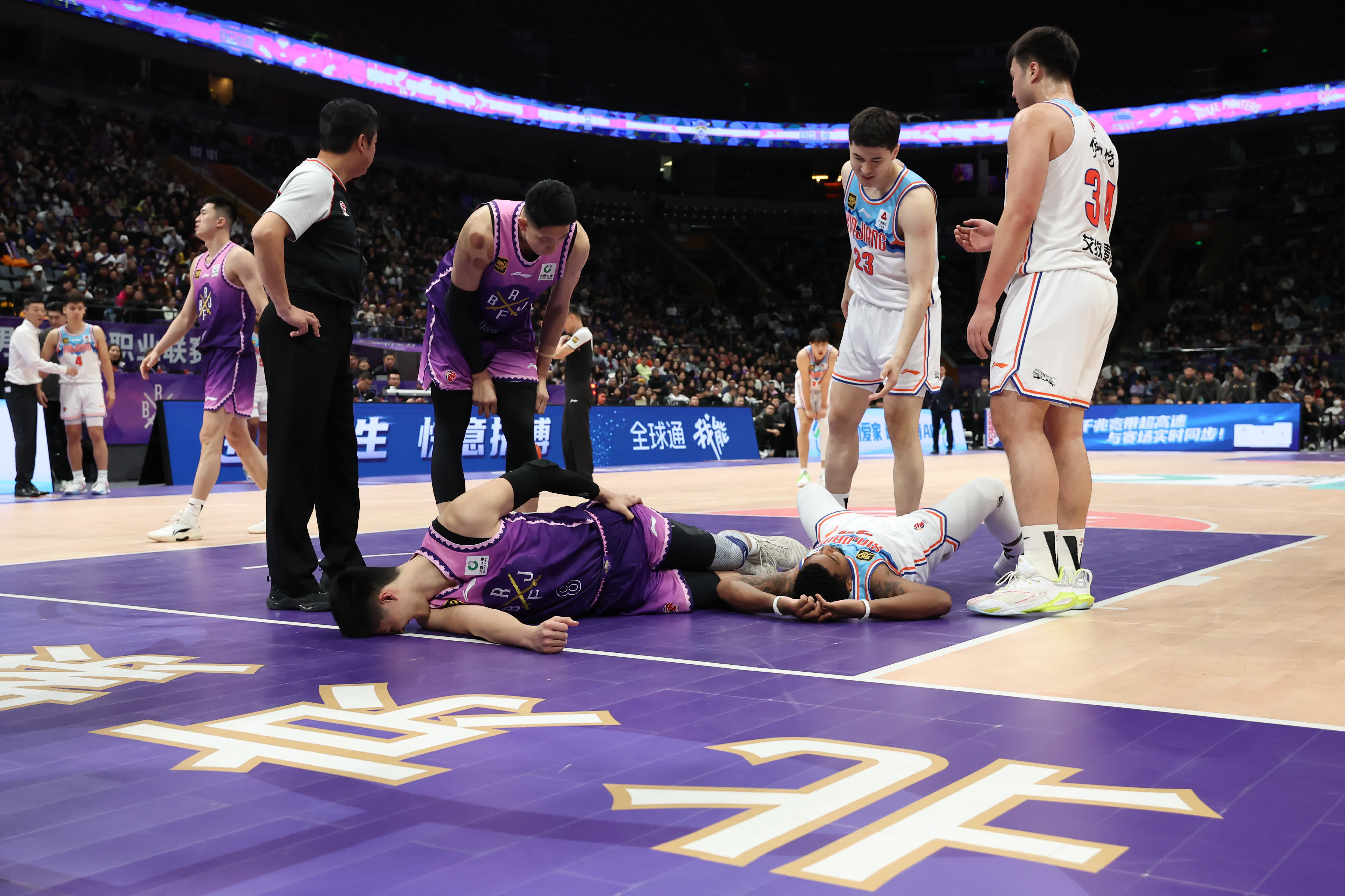 球队防守端再度绷紧,打出稳固防守局面 球队防守端再度绷紧,打出稳固防守局面