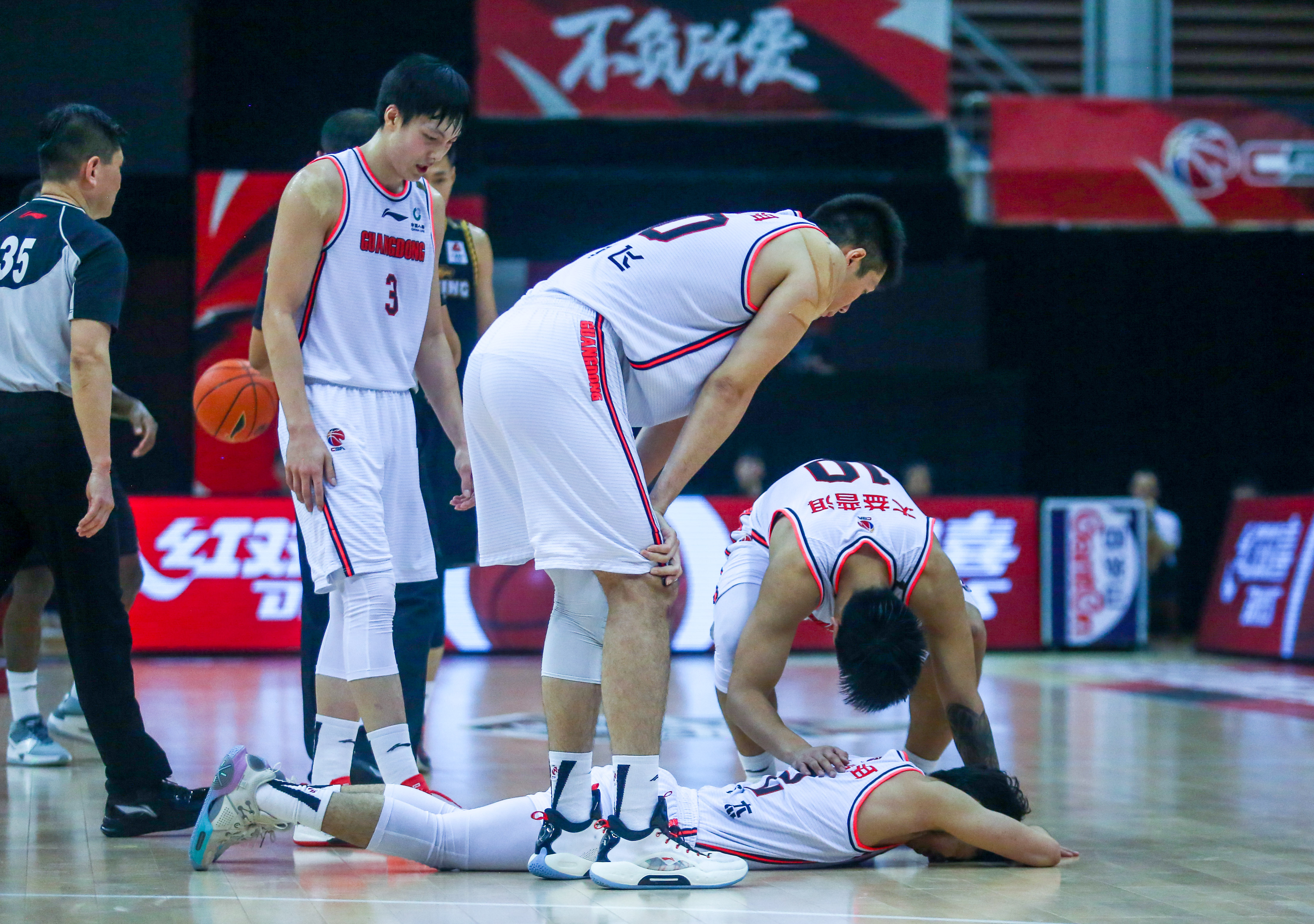 球队防守端再度绷紧,打出稳固防守局面 球队防守端再度绷紧,打出稳固防守局面