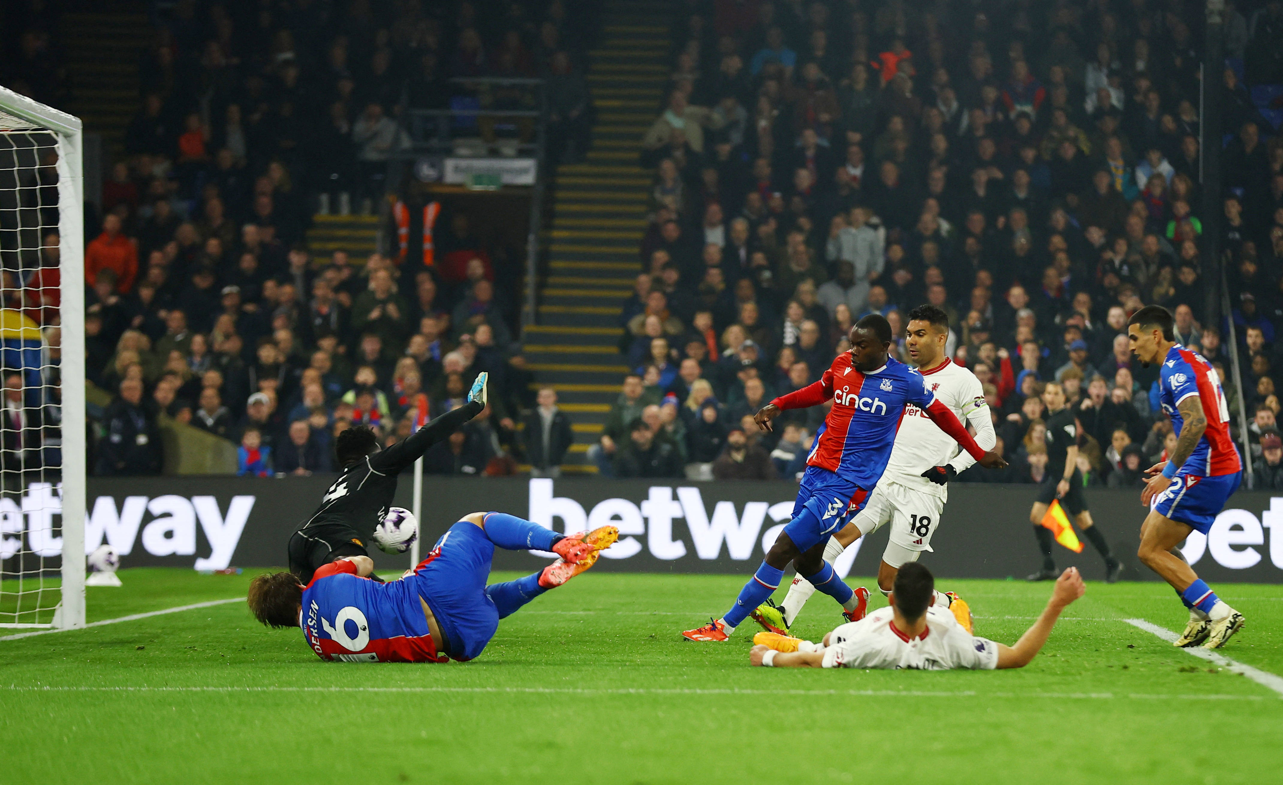 关于曼联完胜水晶宫,继续领跑积分榜的信息 关于曼联完胜水晶宫,继续领跑积分榜的信息