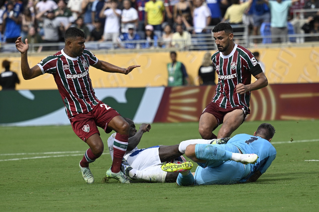 切尔西防线稳固,球队成为本赛季黑马 切尔西防线稳固,球队成为本赛季黑马