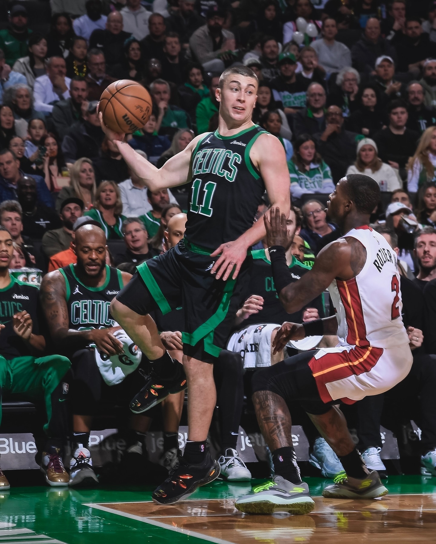 包含热火力克加拿大男篮，波尔津吉斯送出助攻的词条