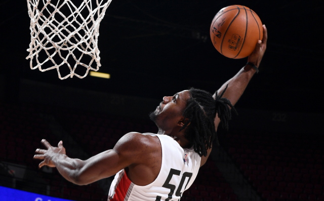 关于新疆队完胜爵士，霍勒迪统治全场的信息