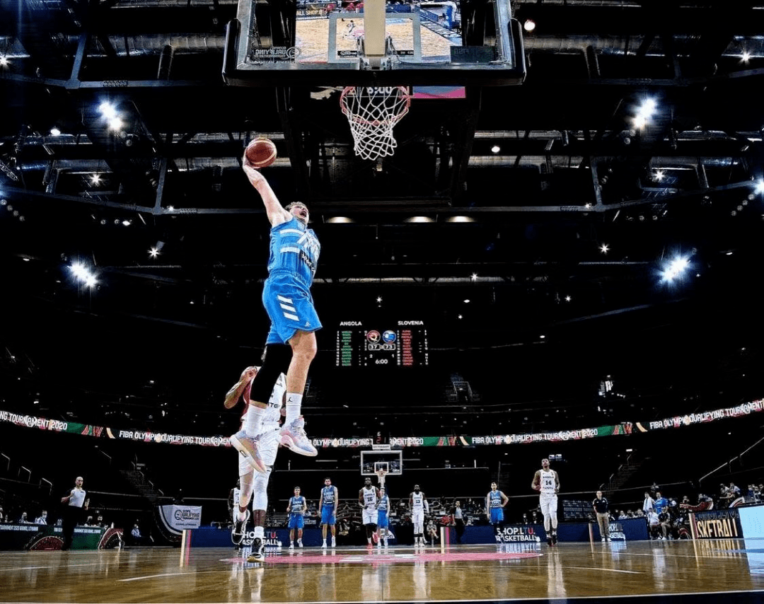 广东队碾压青岛队,东契奇扛起全队 广东队碾压青岛队,东契奇扛起全队